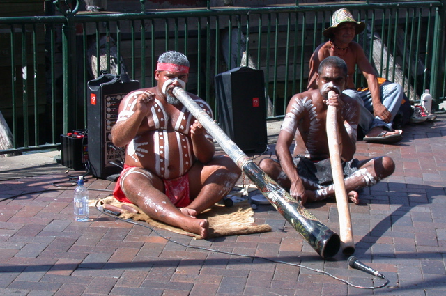 NSW/Sydney/aborig&egrave;nes jouant du Didgeridoo