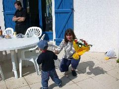 hello papa... t'as vu les belles fleurs que j'ai donn&eacute;es ?