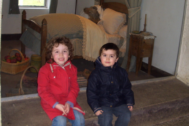 Devant la maison de m&egrave;re grand