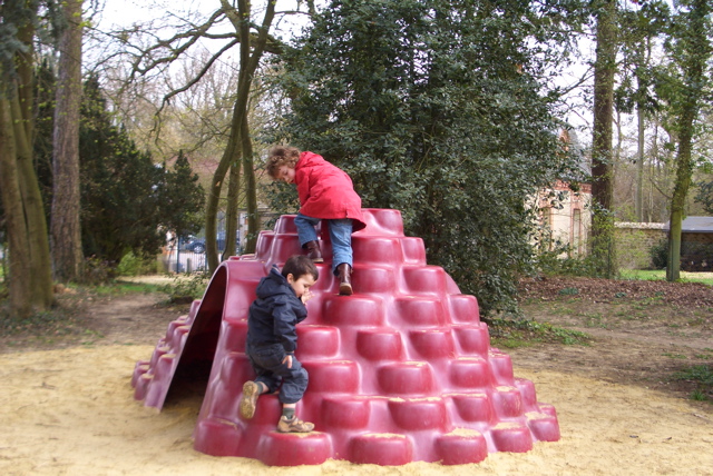 A l'assaut d'un igloo en plastique rouge