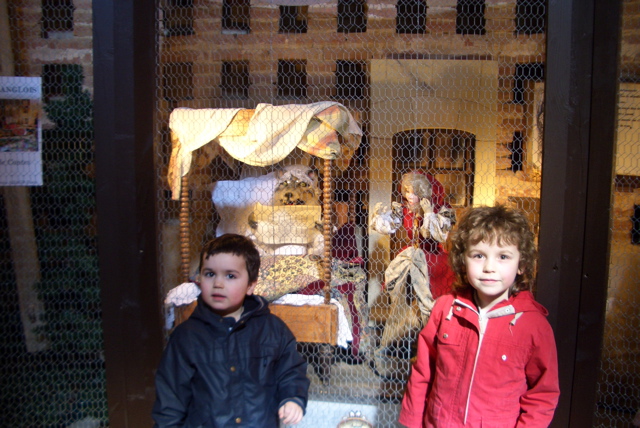 Devant une autre chambre de m&egrave;re grand