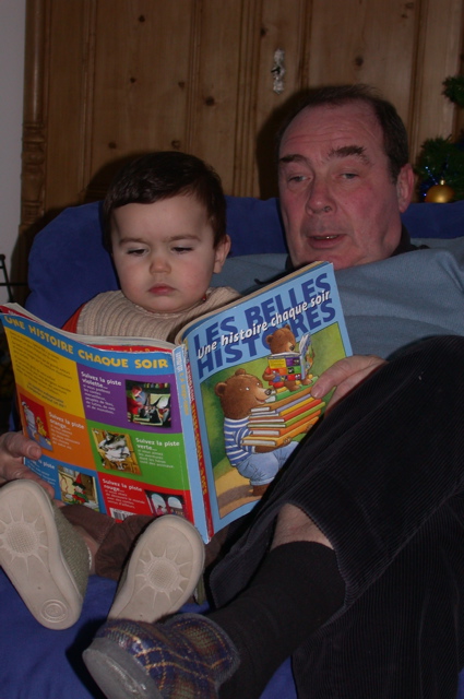 Papy lit des histoires &agrave; Thomas