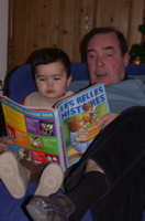Papy lit des histoires &agrave; Thomas